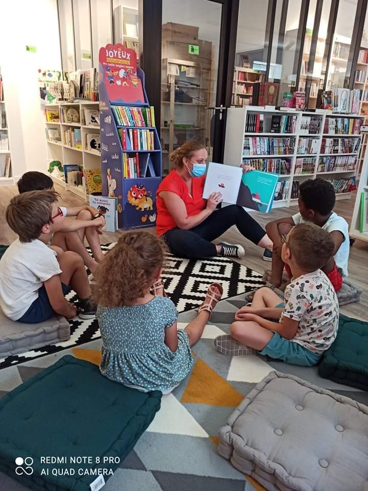 JOUONS AVEC LES LIVRES ET LES HISTOIRES
