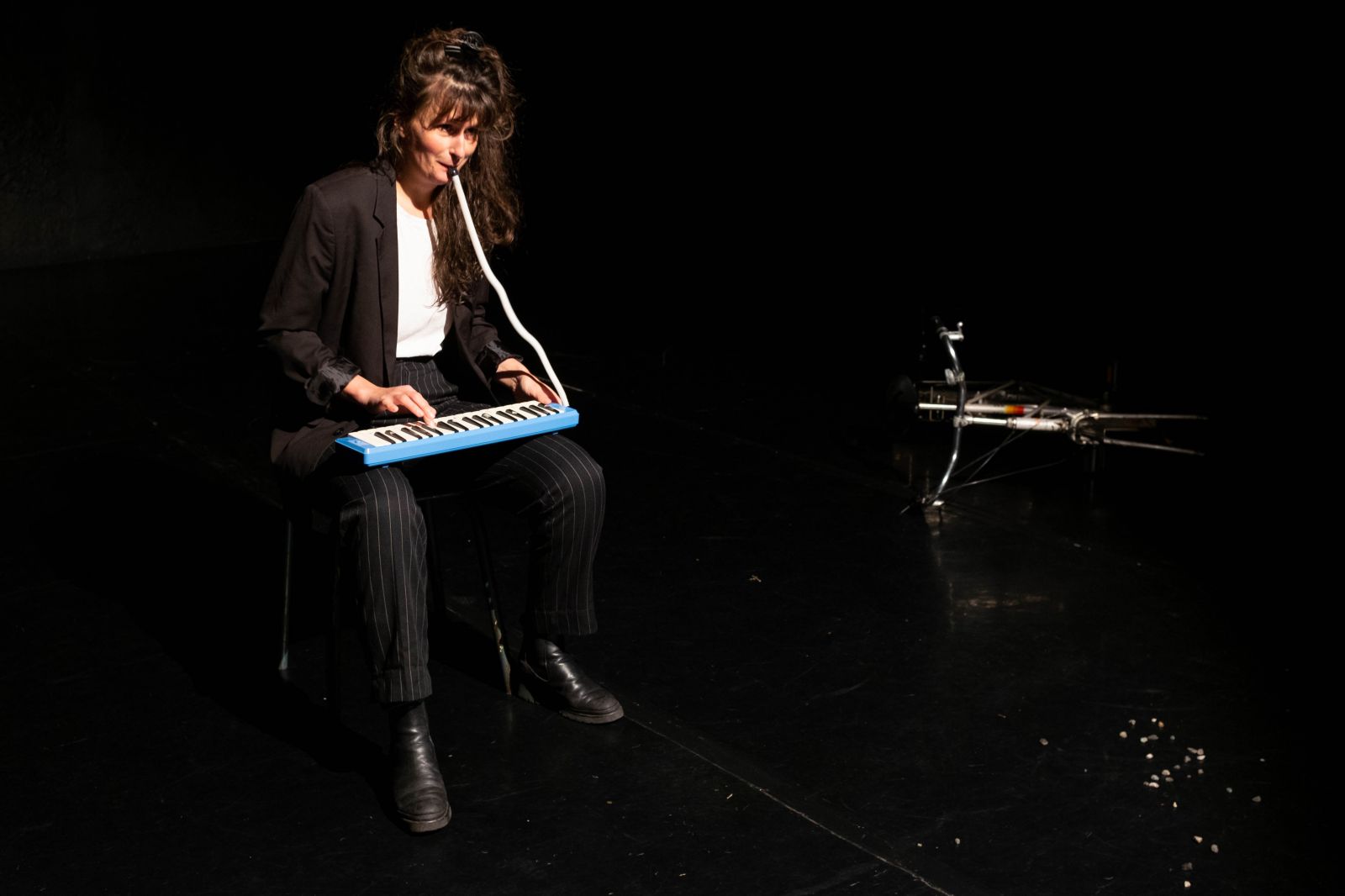 LA SOLITUDE SE PEUPLE À COUPS DE PIOCHE