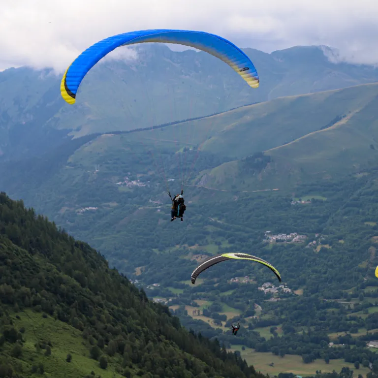 Baptism of paragliding above Lake Génos-Louden ...