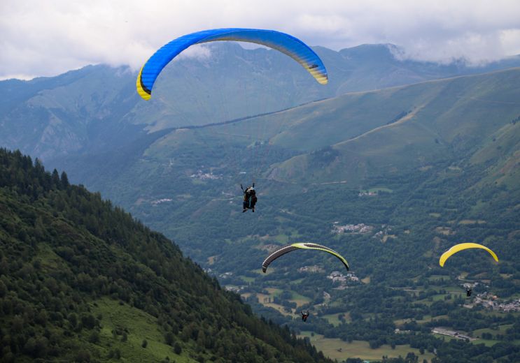 Baptism of paragliding above Lake Génos-Louden ...