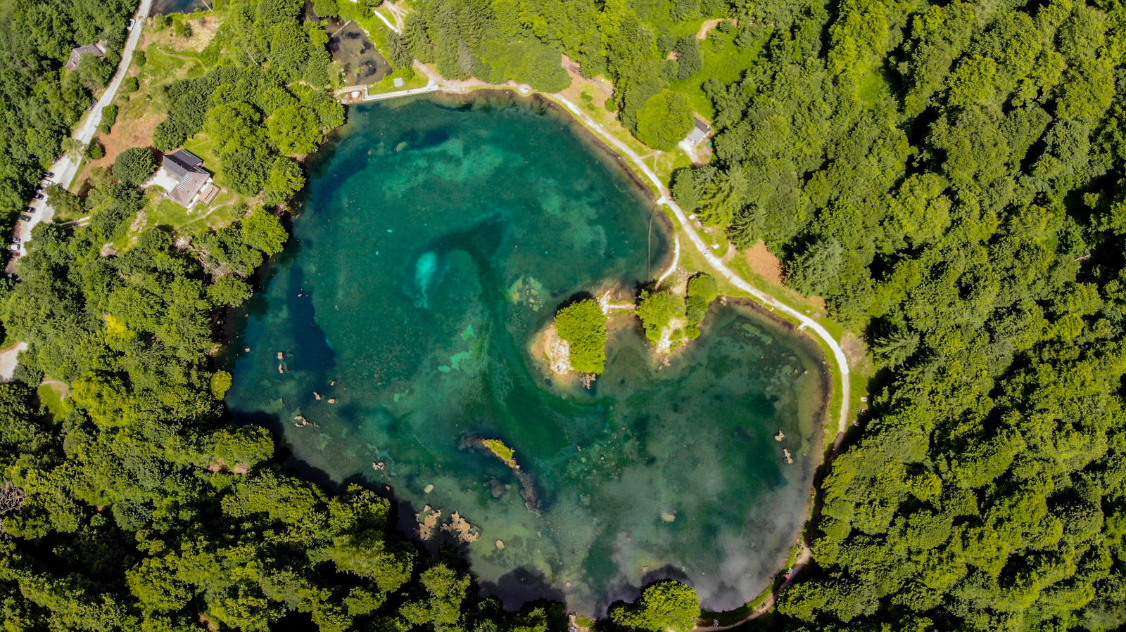 Le lac de Bethmale dans le Couserans, paradis  ...