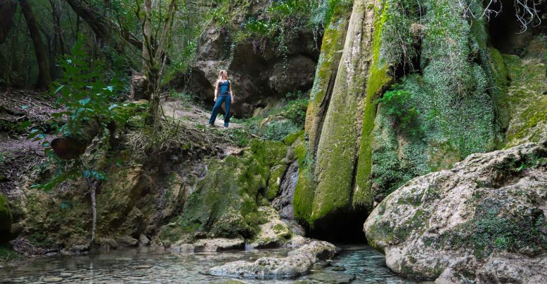 Les cascades pétrifiantes de Roquefort-les-Cas ...