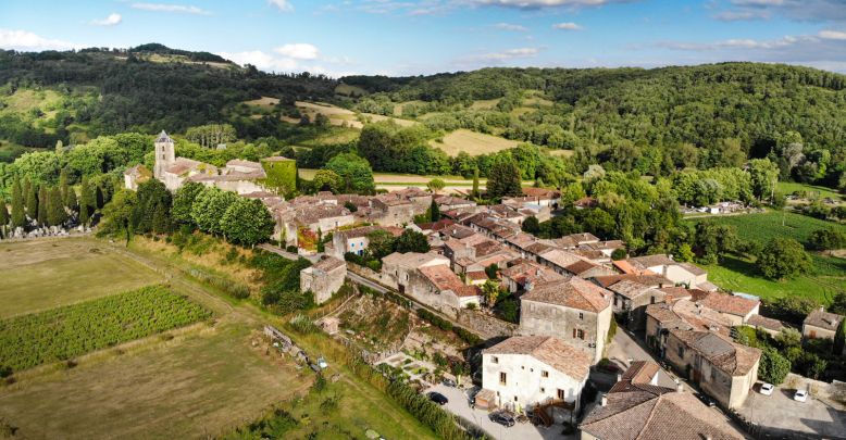 Camon, un pueblo medieval fortificado en el co ...