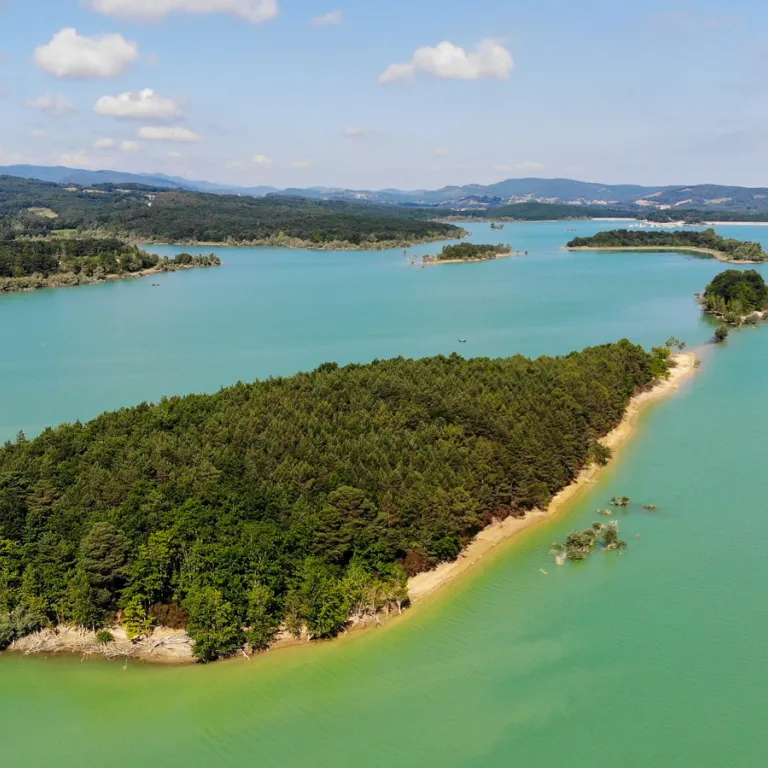 Una escapada bucólica al lago de Montbel, uno ...