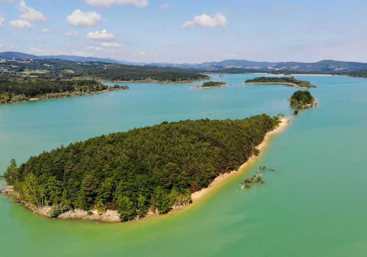 A bucolic getaway to Lake Montbel: one of the ...