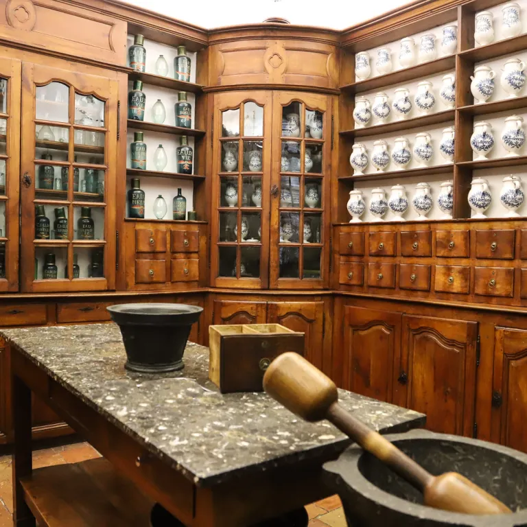 L’authentique pharmacie du 18e siècle de Saint ...