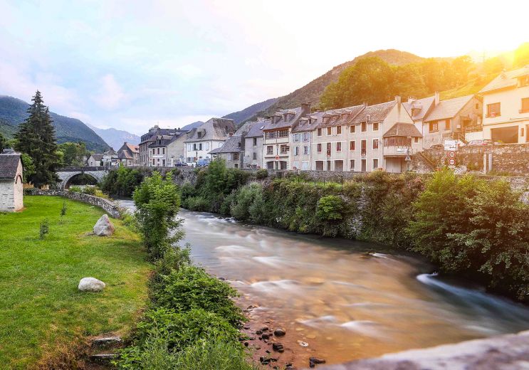 Arreau, un joyau des Pyrénées à la lisière de ...