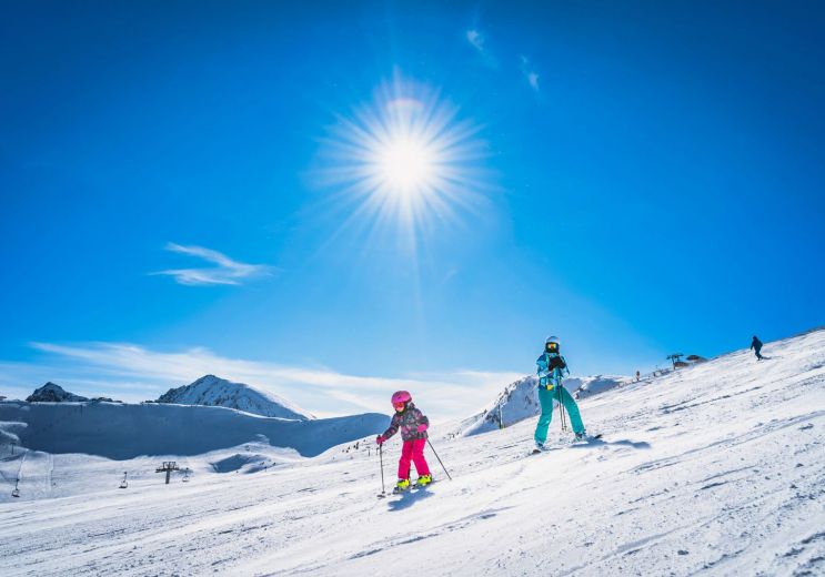 Skier avec les enfants dans les Pyrénées