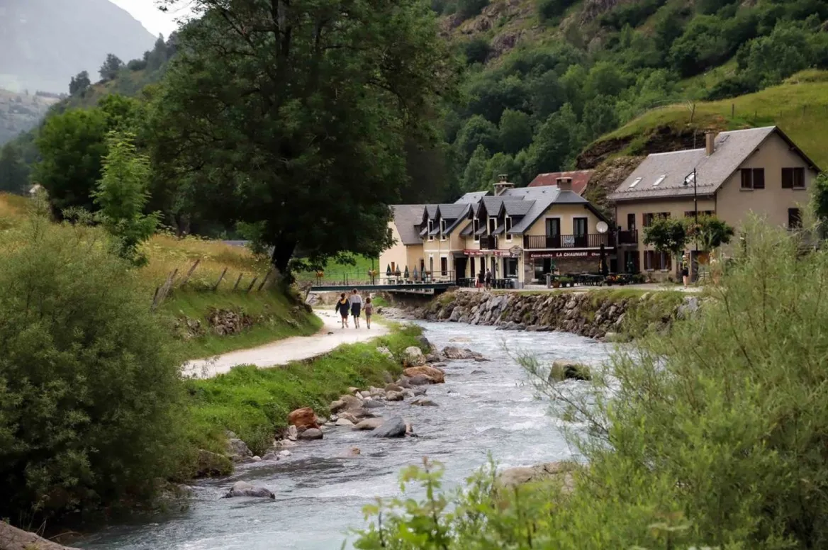 Nous suivons le chemin qui longe la rivière sur les deux rives avant d’arriver à un pittoresque pont de pierre. Les paysages se succèdent avant d’atteindre le cirque : plaines, forêts, roches… avec en toile de fond les parois majestueuses des crêtes… On a beau se tourner et se retourner, partout le regard bute sur les cimes enneigées du cirque de Gavarnie !