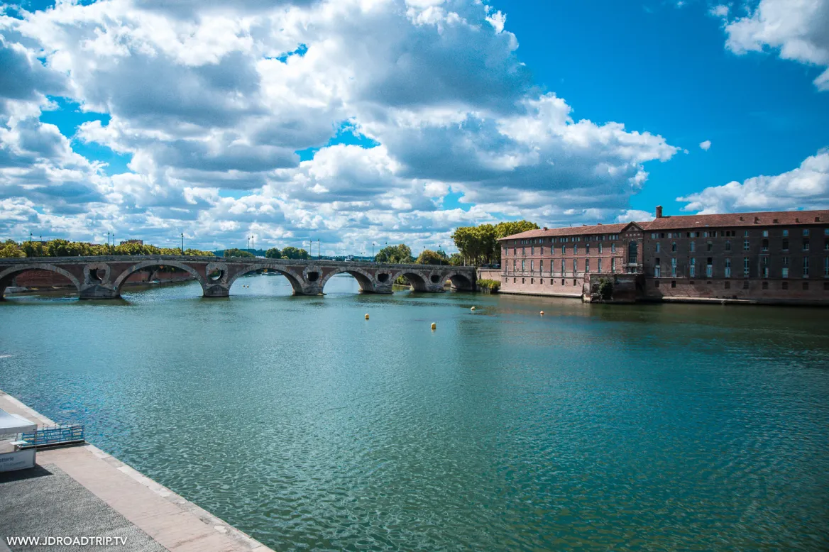 The unmissable Pont Neuf in Toulouse