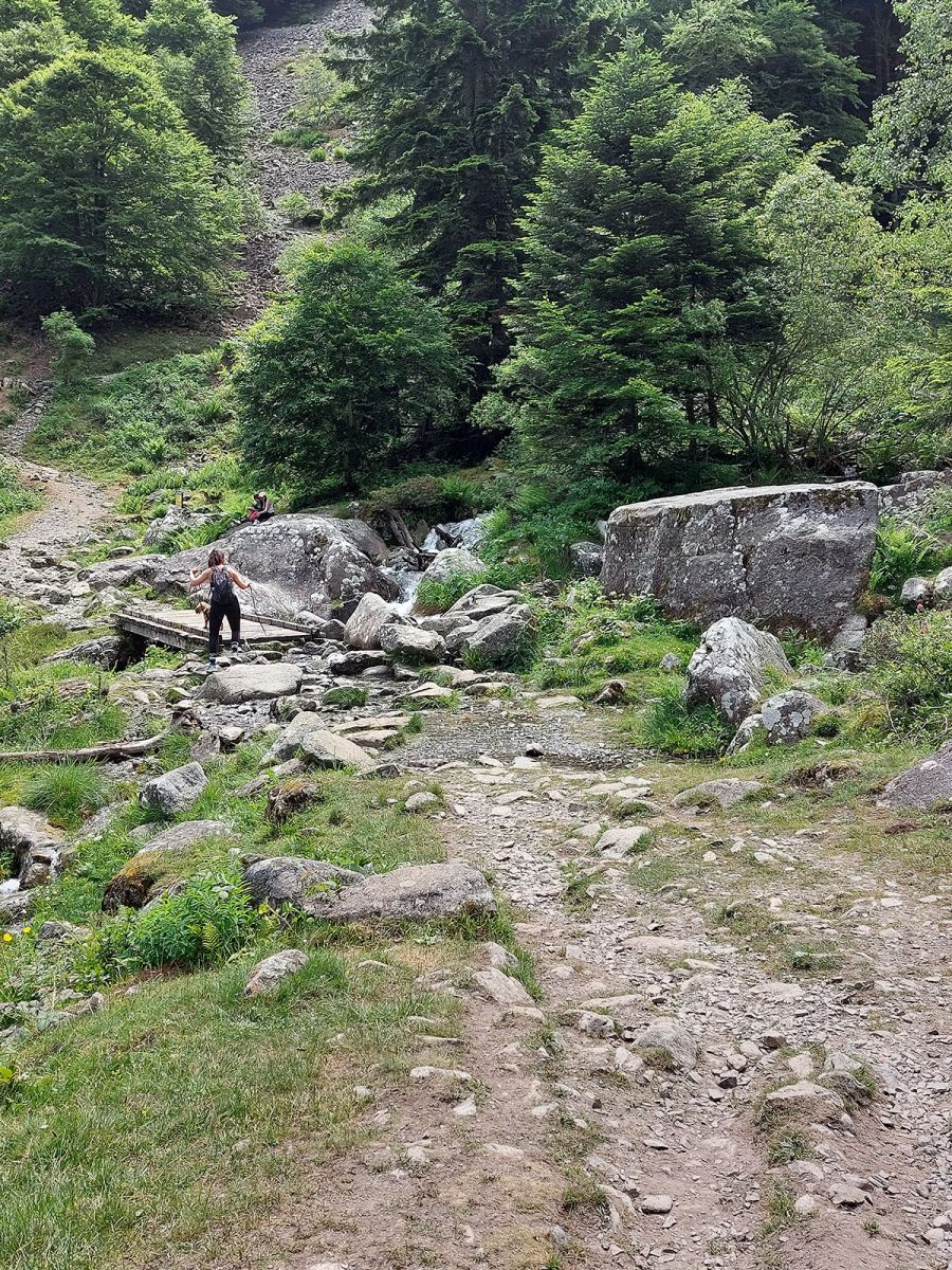 Senderismo en el lago Estaing
