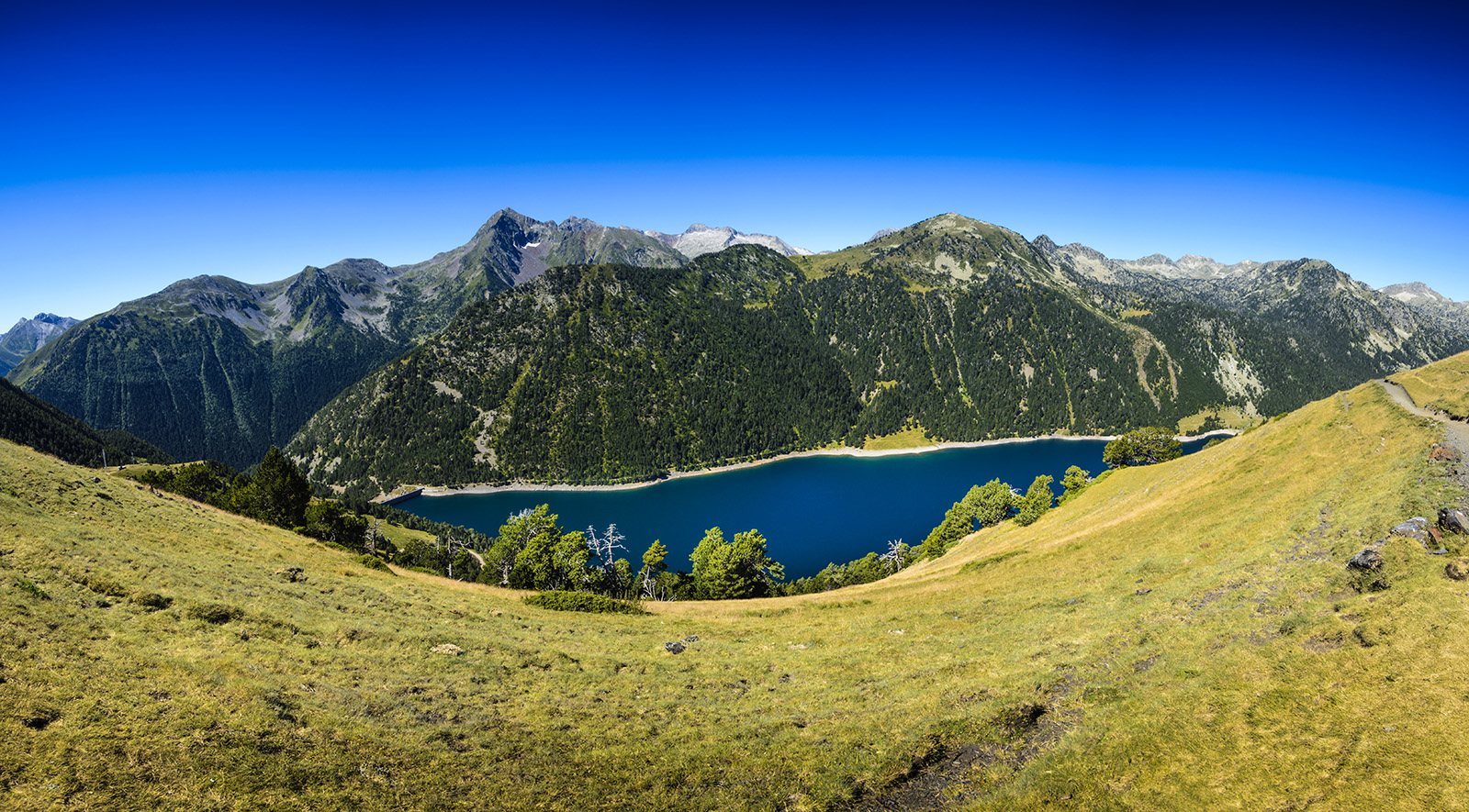 Vue sur le panorama du Lac de l'Oule à Saint-Lary