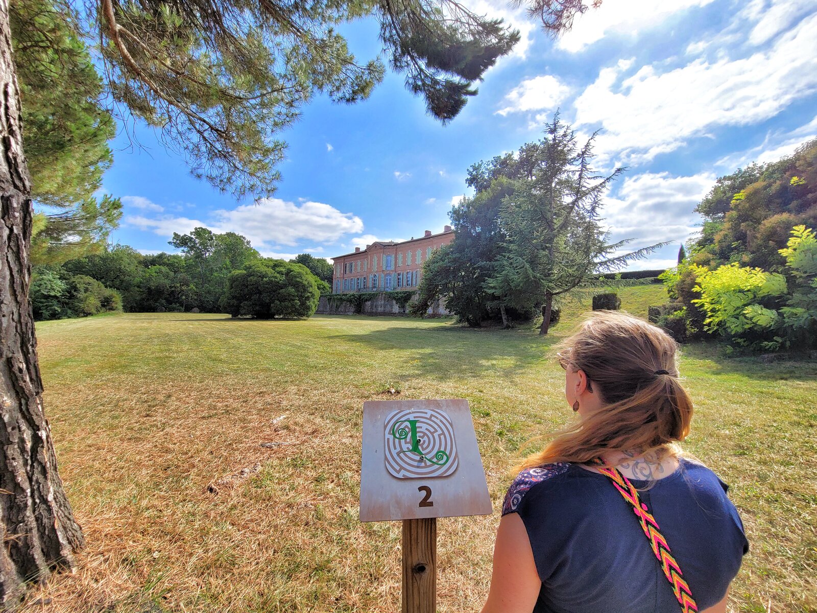 Près de Toulouse : un conteur d'histoires s'installe au labyrinthe de  Merville