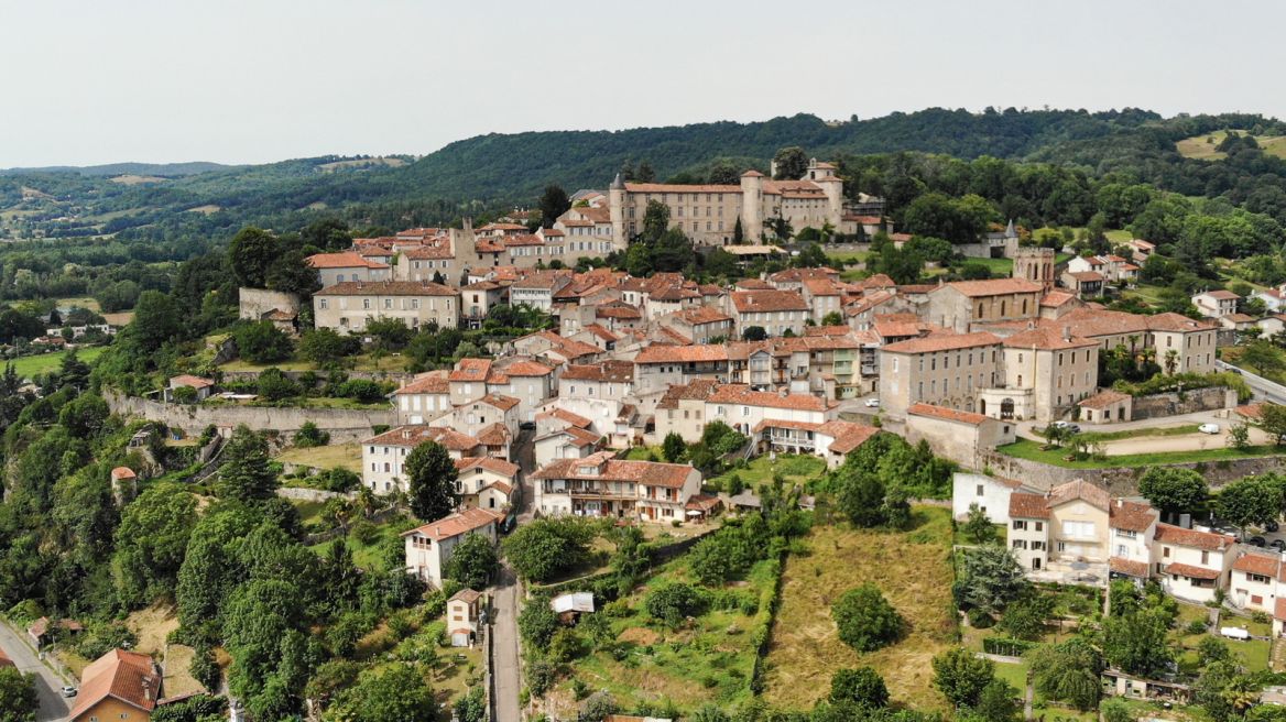 Saint-Lizier, capital de Couserans, encaramada en una colina