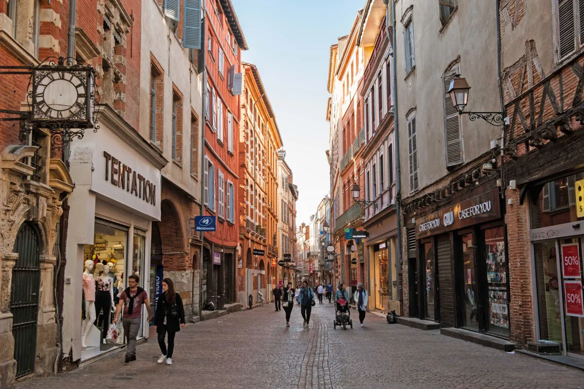 Enjoy the pedestrian streets of the Saint-Georges district