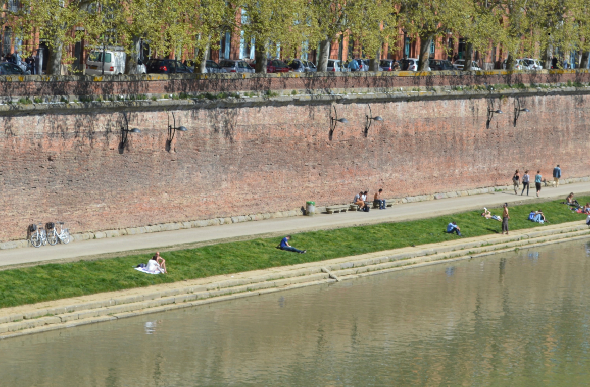Toulouse en été berge de la Garonne