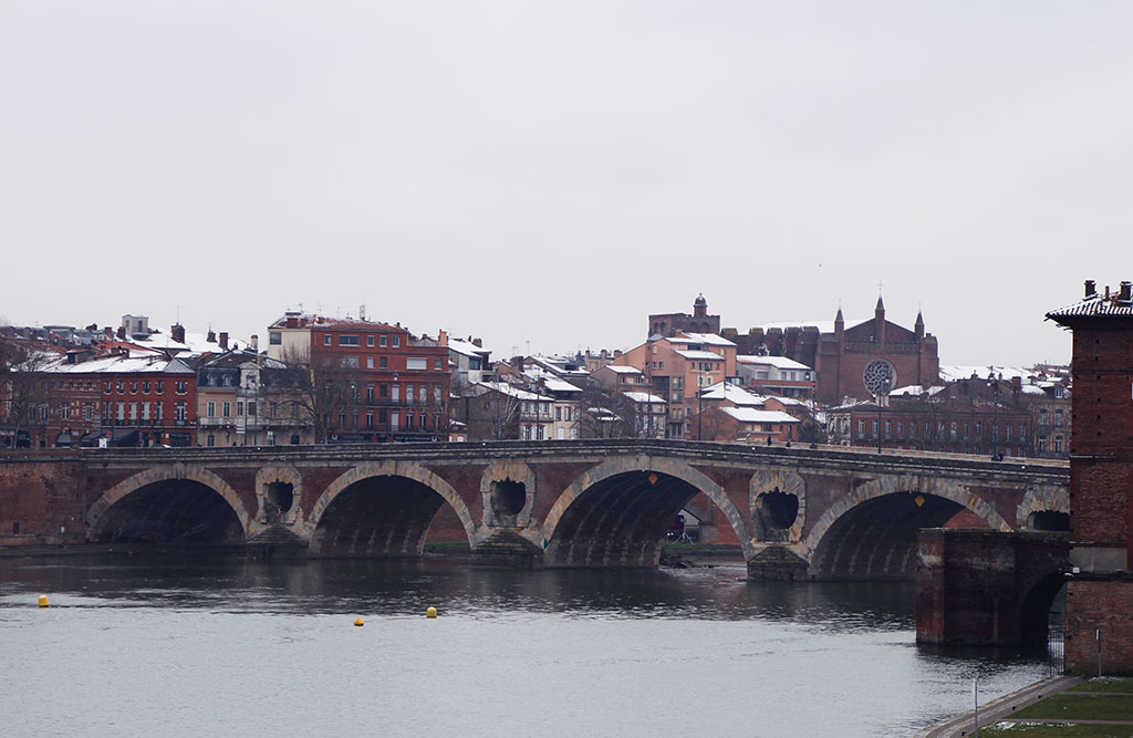 Summer and winter, the Pont Neuf remains one of the most beautiful entrances to the district!
