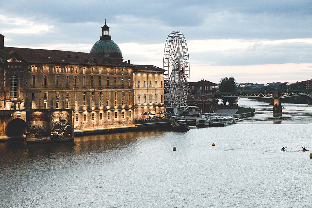 The Hôtel Dieu, ideally located between the two most beautiful bridges in Toulouse.