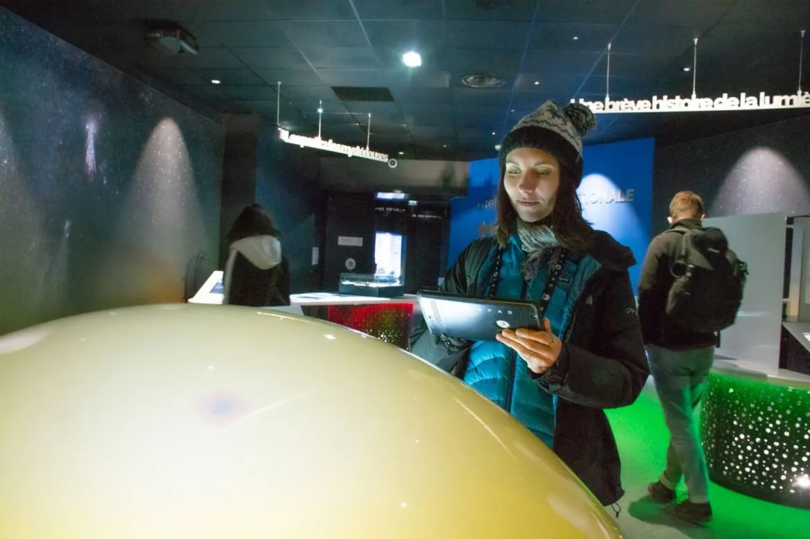 On apprend plein de choses sur le cosmos grâce à la visite interactive !