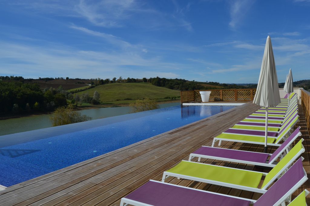 Résidence L'Oustal Del Carlat - Locations de vacances avec piscine au bord du lac du Carla-Bayle en Ariège
